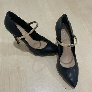 Gianni Bini black leather pumps with gold strap size 7